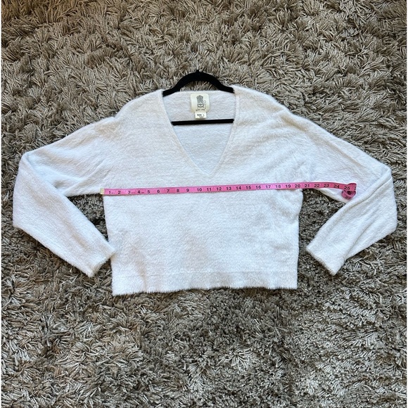 White fuzzy sweater - Size Large - Picture 2 of 3